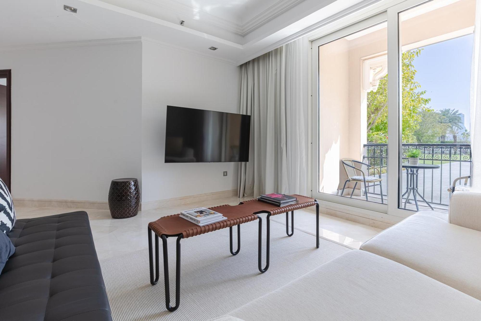 1-bedroom With Pool Apartment *
